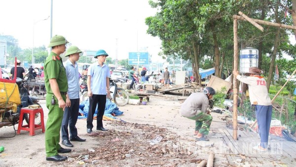 Công an xã Điềm Thụy phối hợp giải tỏa hành lang an toàn giao thông