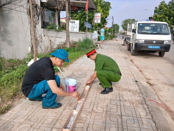 Công an xã Kha Sơn tuyên truyền giải toả hành lang an toàn giao thông