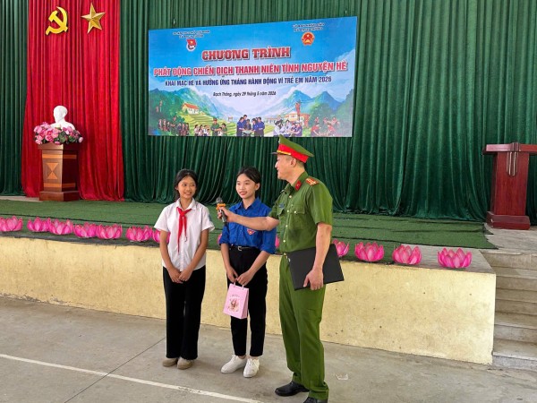 Công an xã Bạch Thông trang bị cho các em nhỏ kiến thức, kỹ năng bảo vệ bản thân trong mùa hè