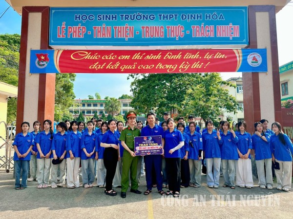 Đoàn thanh niên Công an xã Định Hóa trao tặng 20 suất ăn trưa dành cho các em học sinh.