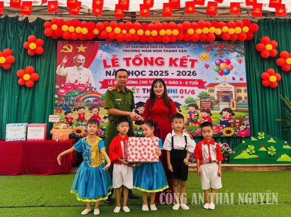Công an xã Thanh Mai trao quà tặng các trường học