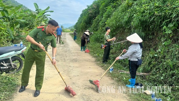 Công an xã Thượng Minh chung tay xây dựng môi trường xanh - sạch - đẹp