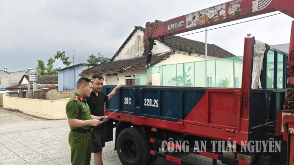 Công an xã Vạn Phú tuyên truyền, kiểm tra xe tải gắn cẩu