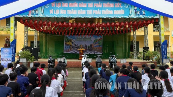 Công an xã Tân Kỳ tuyên truyền pháp luật về an toàn giao thông cho học sinh