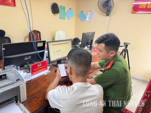 Công an xã Phúc Lộc hướng dẫn người dân đánh giá mức độ hài lòng trên VNeID