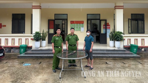 Công an xã Vĩnh Thông vận động người dân tự nguyện giao nộp vũ khí