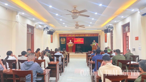 Công an xã Na Rì tổ chức hội nghị đối thoại về thủ tục hành chính