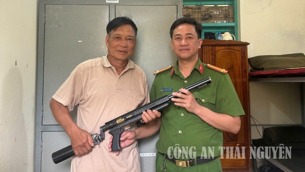 Tổ trưởng tổ ANTT thôn Bản Hậu đã mang khẩu súng đến Công an xã để bàn giao, xử lý theo quy định.