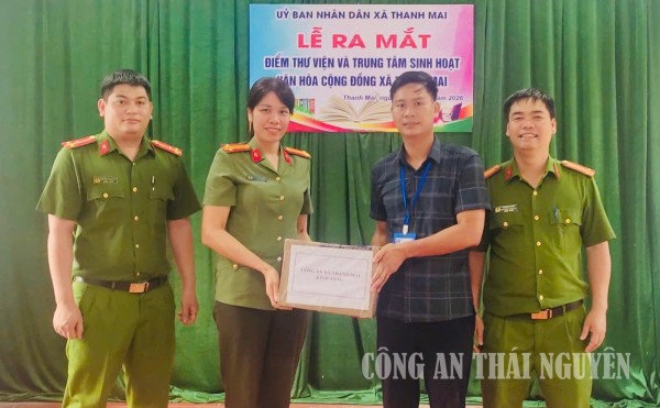 Công an xã Thanh Mai trao tặng sách cho thư viện cộng đồng trên địa bàn xã