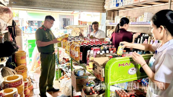 Công an xã Xuân Dương kiểm tra bảo đảm vệ sinh an toàn thực phẩm.