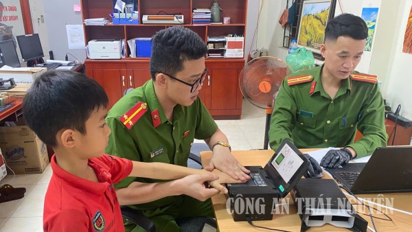 Công an xã Thượng Minh đẩy mạnh cấp căn cước, tài khoản VNeID cho trẻ em trong dịp nghỉ hè