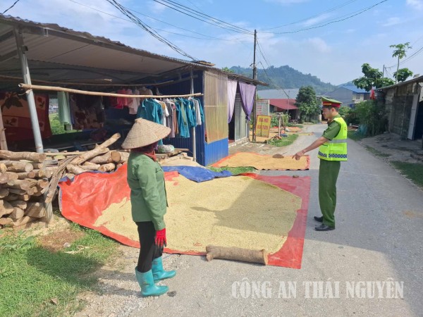 Công an xã Yên Phong tuyên truyền, vận động người dân không phơi nông sản trên lòng, lề đường