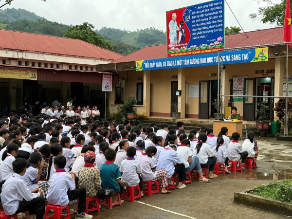 Công an xã Phúc Lộc tuyên truyền phòng, chống đuối nước cho các em học sinh dịp nghỉ hè