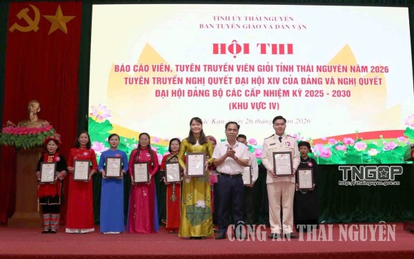 Đại diện Đảng bộ xã Yên Phong nhận giải Nhì