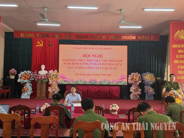 Công an xã trình bày báo cáo đánh giá kết quả thực hiện 5 tháng đầu năm 2026