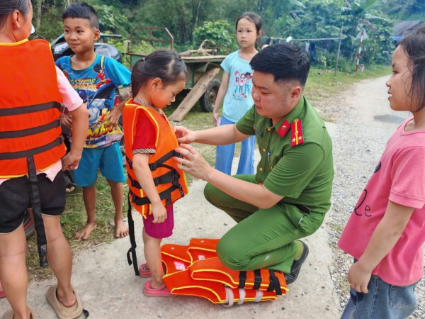 Công an Vĩnh Thông chủ động phòng ngừa tai nạn đuối nước cho trẻ em