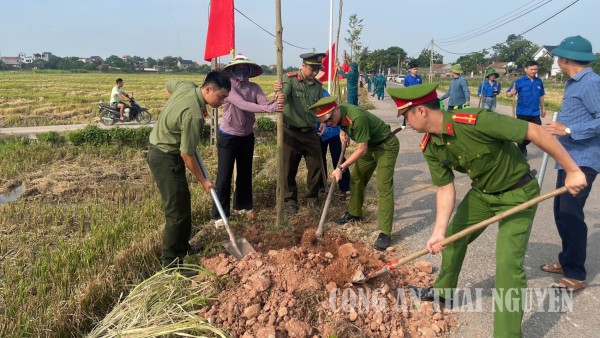 Công an xã Kha Sơn hưởng ứng phong trào “Ngày thứ Bảy xanh”