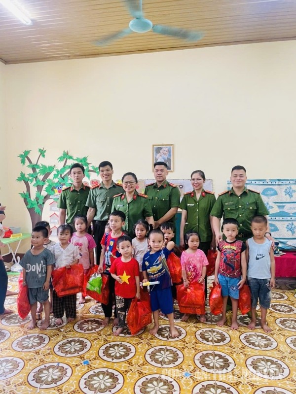 ảnh CAX tặng quà cho các em học sinh Cẩm Giàng