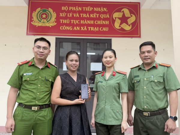 Công an xã Trại Cau hỗ trợ người dân tìm lại số tiền gần 500 triệu đồng