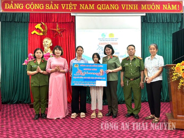 Chi hội Phụ nữ Công an xã Đồng Phúc nhận đỡ đầu trẻ em có hoàn cảnh khó khăn