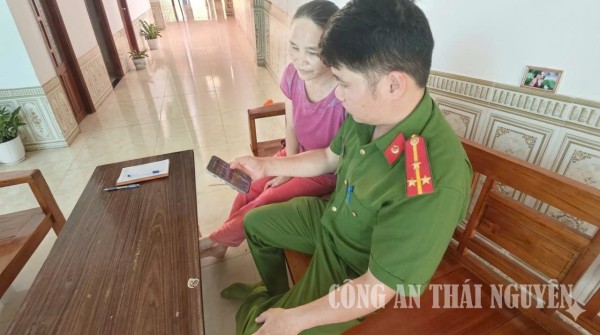 Công an xã Bằng Thành hướng dẫn người dân thực hiện tố giác tội phạm qua ứng dụng VNeID.
