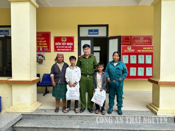 Bằng Thành tặng quà thiếu nhi