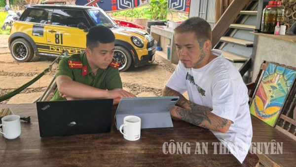 Cán bộ Công an xã hướng dẫn chủ cơ sở lưu trú trên địa bàn khai báo trực tuyến.