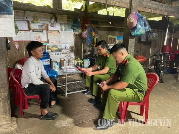 Công an xã hướng dẫn chủ hộ gia đình có người nước ngoài thường xuyên đến lưu trú