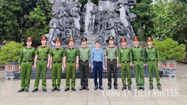 Cán bộ, chiến sỹ về nguồn tại khu di tích lịch sử Nà Tu.