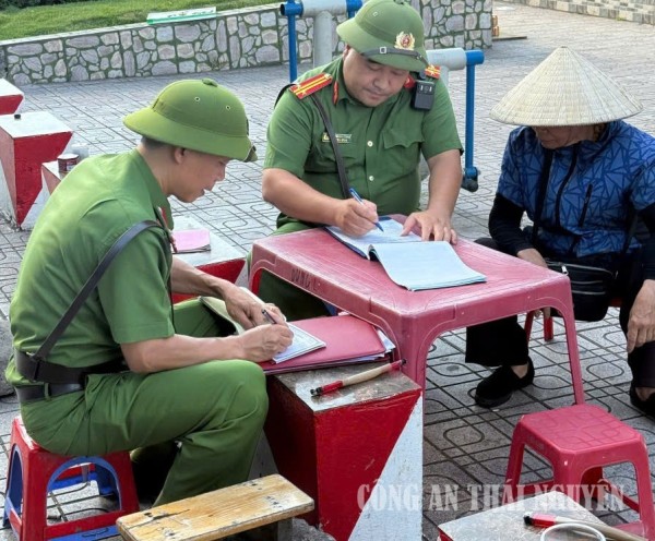 Công an phường xử lý các trường hợp vi phạm.
