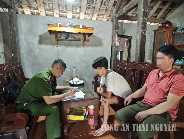Công an xã Chợ Mới đi từng nhà, rà từng đối tượng.