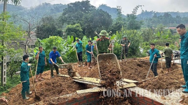 Cán bộ, chiến sĩ  phối hợp với các đơn vị thực hiện nhiệm vụ.