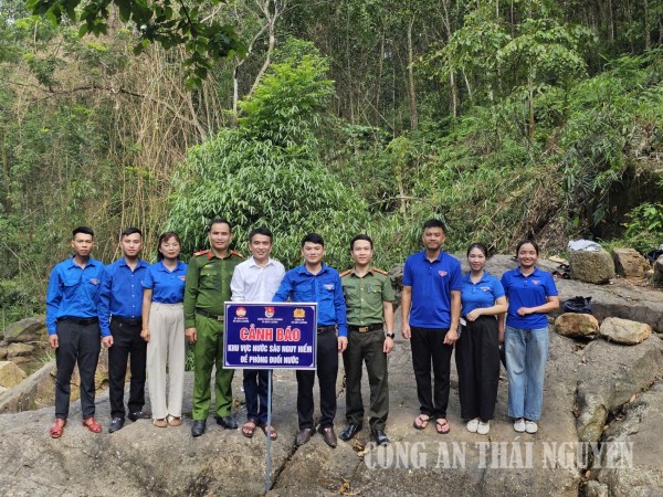 Công an xã Đức Lương phối hợp với các đơn vị liên quan tổ chức cắm biển cảnh báo tại các suối sâu