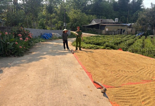 Công an xã Đức Lương tuyên truyền, nhắc nhở người dân không phơi thóc lúa, rơm rạ trên lòng đường