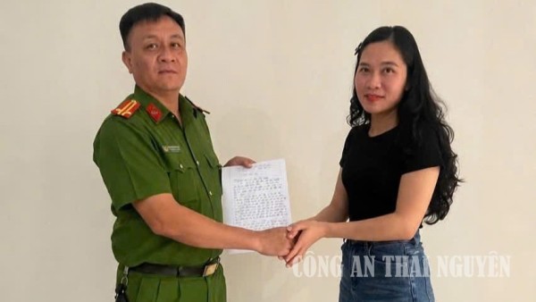 Công an xã Đại Phúc xác minh, hỗ trợ trả lại tài sản cho công dân.