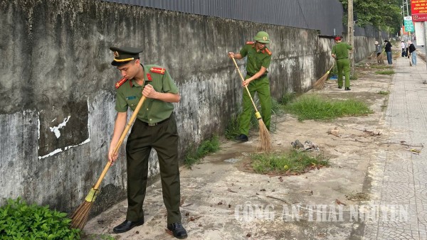 Công an xã Điềm Thụy tham gia tổng vệ sinh môi trường.