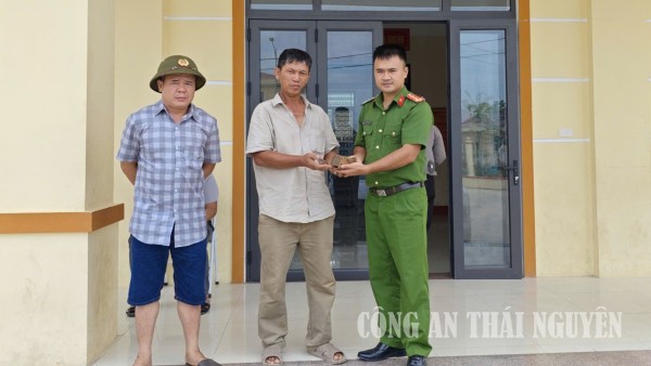 Công an xã Đồng Hỷ vận động, thu hồi 11 viên đạn và 01 thỏi thuốc nổ.