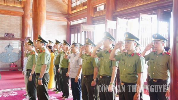 Đoàn đại biểu Phòng Hậu cần Công an tỉnh Thái Nguyên dâng hương tại Khu di tích lịch sử quốc gia Thanh niên xung phong Đại đội 915.