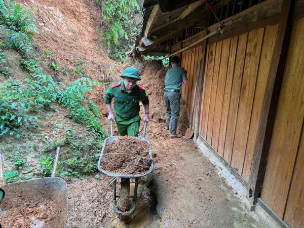 Công an xã Bằng Thành sát cánh cùng Nhân dân khắc phục hậu quả sau mưa lớn