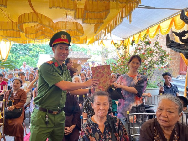 Công an phường Quan Triều tuyên truyền về lừa đảo trên không gian mạng và tặng quà tại Chùa Kim Long