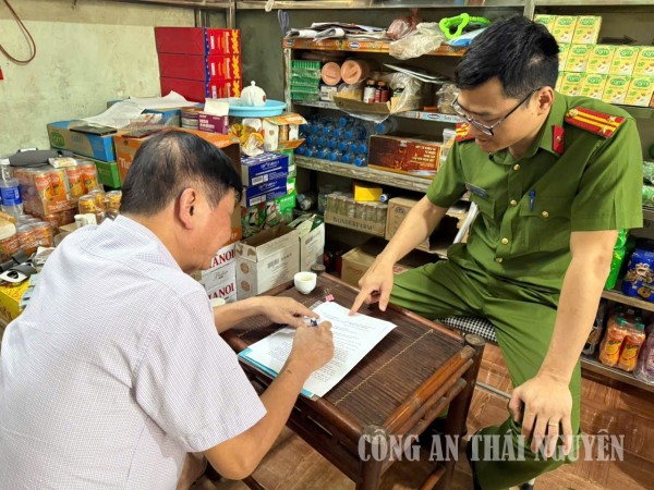 Các hộ dân ký cam kết