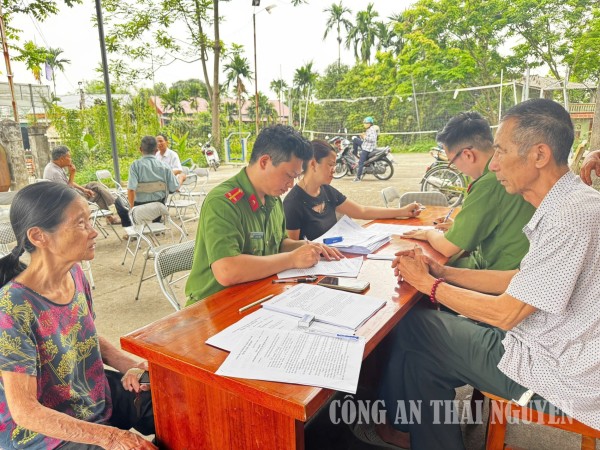 Công an phường phối hợp với tổ dân phố và các tổ chức chính trị, xã hội rà soát ma túy