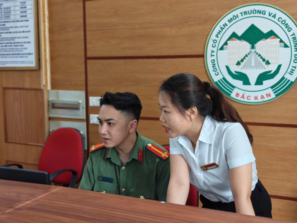 Công an phường Đức Xuân hướng dẫn khai báo tạm trú cho người nước ngoài theo quy định mới