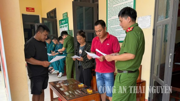 Công an xã tuyên truyền Mùa hè số cùng VNeID tới người dân.