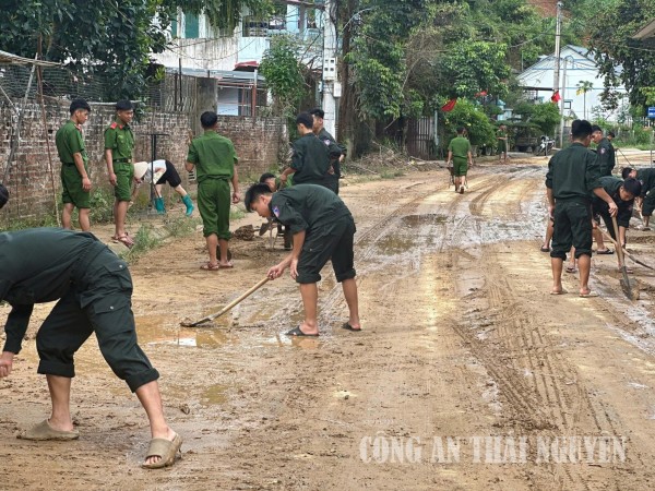 Hơn 60 cán bộ, chiến sĩ Cảnh sát cơ động giúp dân khắc phục hậu quả mưa lớn