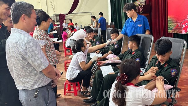 Đoàn viên Phòng Cảnh sát cơ động tham gia ngày hội “Bắc Kạn ngàn trái tim hồng”