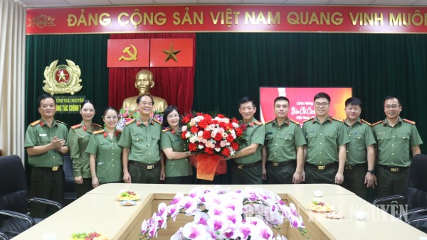 Lãnh đạo Công an tỉnh thăm, chúc mừng nhân kỷ niệm 101 năm Ngày Báo chí Cách mạng Việt Nam.