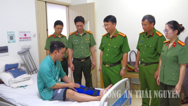 Đồng chí Đại tá Lê Hồng Giang, Phó Giám đốc Công an tỉnh cùng Đoàn công tác hỏi thăm tình hình sức khỏe, động viên cán bộ bị thương.