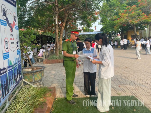Công an xã Kha Sơn đảm bảo an ninh, trật tự kỳ thi tuyển sinh vào lớp 10.