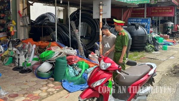 Công an xã tuyên truyền, vận động, nhắc nhở việc chấp hành quy định sử dụng lòng đường, vỉa hè.